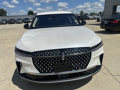 Used 2024 Lincoln Nautilus Premier AWD/4WD image 18