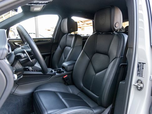 Certified 2024 Porsche Macan image 5