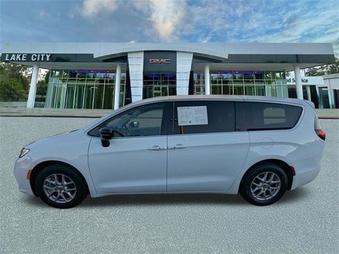 Used 2024 Chrysler Pacifica Touring-L image 6