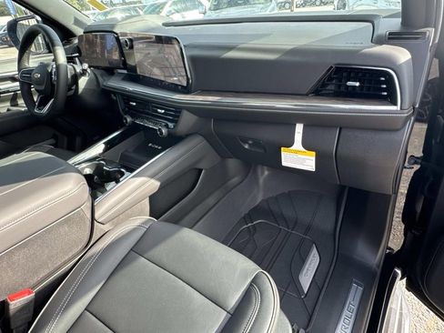 New 2026 Chevrolet Suburban Premier image 12