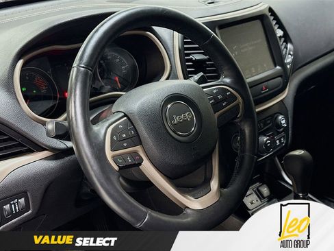 Used 2017 Jeep Cherokee Latitude w/ Cold Weather Group FWD image 11