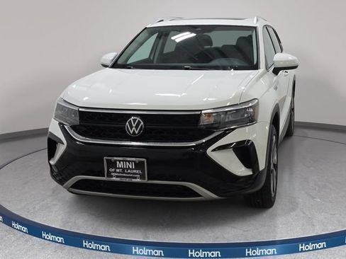 Used 2024 Volkswagen Taos SE AWD/4WD image 3