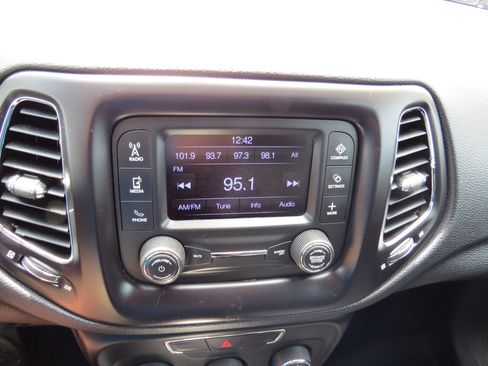 Used 2018 Jeep Compass Latitude AWD/4WD image 19