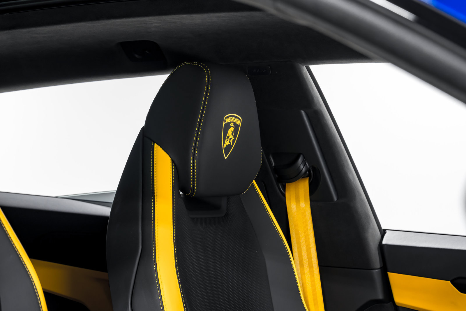 Used 2025 Lamborghini Urus SE AWD/4WD image 39