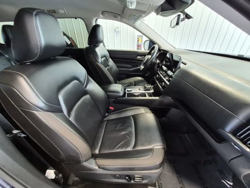 Used 2025 Nissan Pathfinder SL AWD/4WD image 24