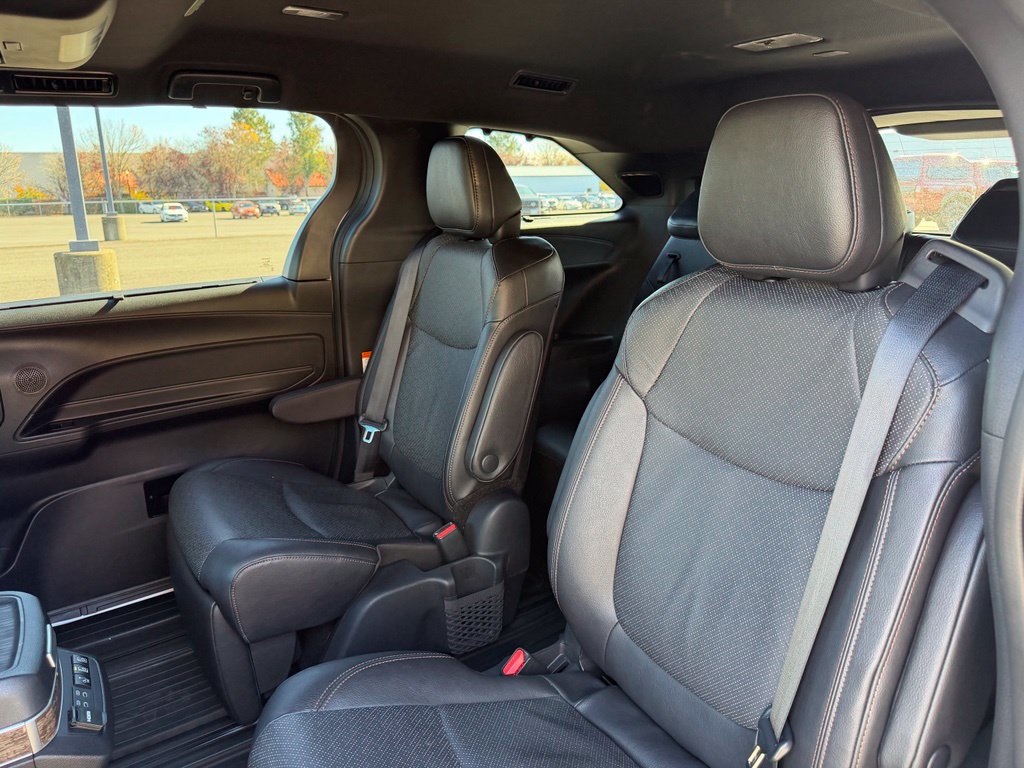 Used 2025 Toyota Sienna Platinum AWD/4WD image 30
