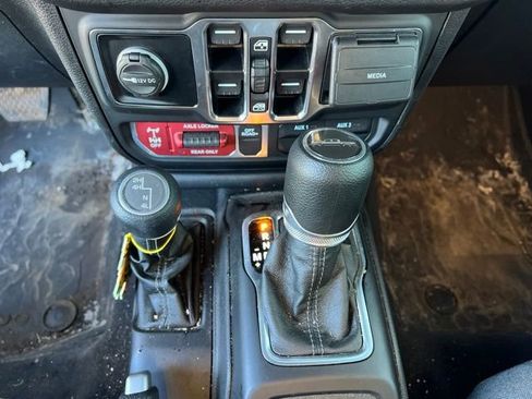 Used 2025 Jeep Gladiator Sport AWD/4WD image 18
