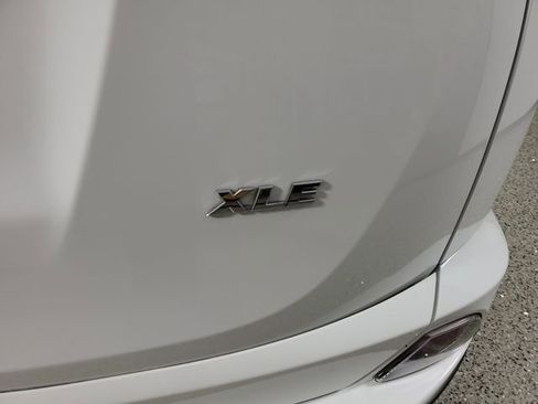 Used 2018 Toyota RAV4 XLE FWD image 6