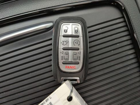 Used 2023 Chrysler Pacifica Limited w/ Uconnect Theater Family Group image 28