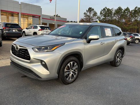 Used 2021 Toyota Highlander XLE image 2