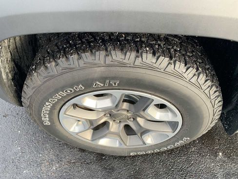 Used 2019 Jeep Cherokee Trailhawk w/ Cold Weather Group image 31