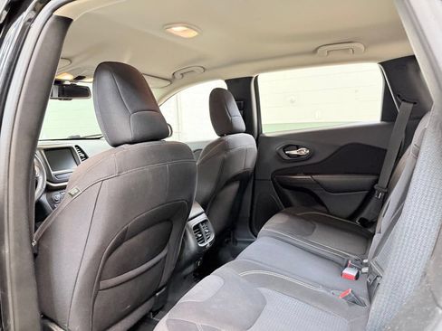 Used 2015 Jeep Cherokee Latitude w/ Comfort/Convenience Group AWD/4WD image 19