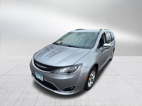 Used 2018 Chrysler Pacifica Limited image 2