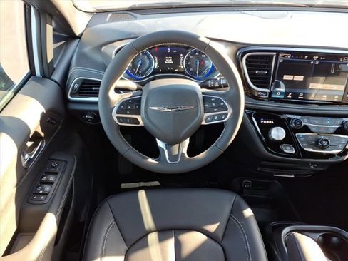 New 2026 Chrysler Pacifica Select image 5
