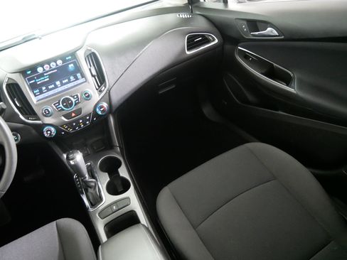 Used 2017 Chevrolet Cruze LT w/ Sun And Sound Package FWD image 11