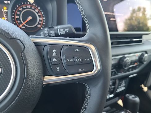 Used 2025 Jeep Wrangler Unlimited Sahara AWD/4WD image 18