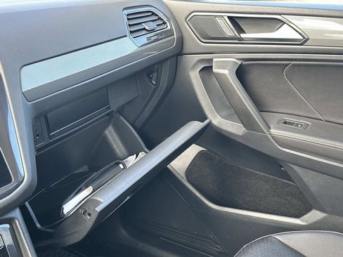 Used 2024 Volkswagen Tiguan SE image 32