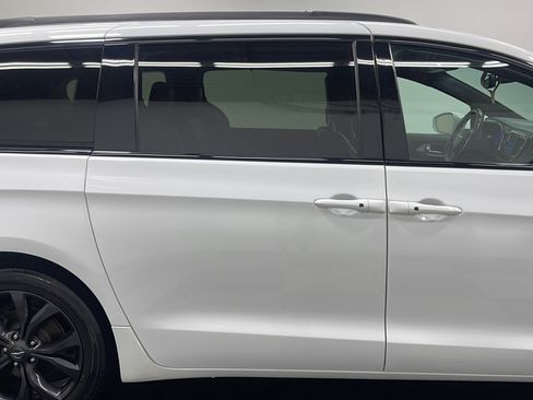 Used 2020 Chrysler Pacifica Touring-L w/ S Appearance Package FWD image 20