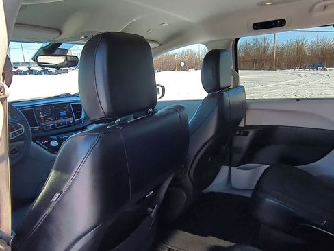 Used 2024 Chrysler Pacifica Touring-L image 11