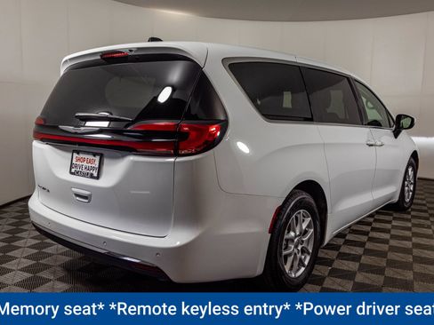 Used 2023 Chrysler Pacifica Touring-L FWD image 15