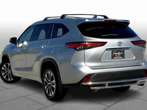 Used 2022 Toyota Highlander XLE AWD/4WD image 12