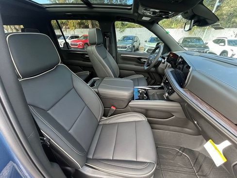 New 2026 Chevrolet Suburban Premier w/ Sun And Tow Package AWD/4WD image 23