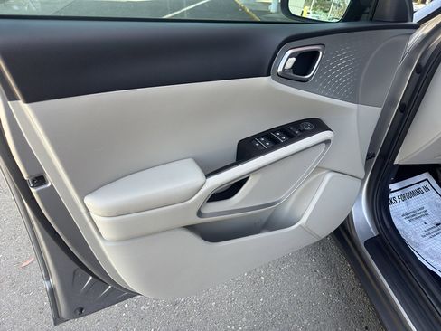 Used 2023 Kia Soul LX FWD image 5