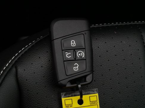 Certified 2024 Volkswagen Tiguan SE R-Line image 33