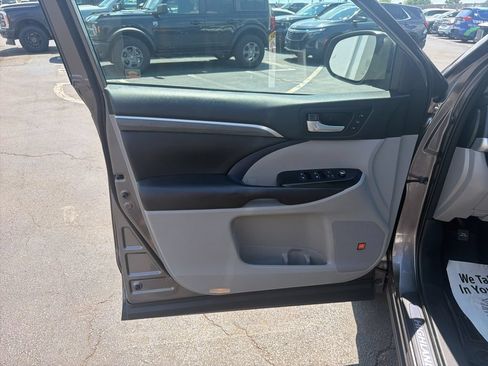 Used 2018 Toyota Highlander Limited AWD/4WD image 19