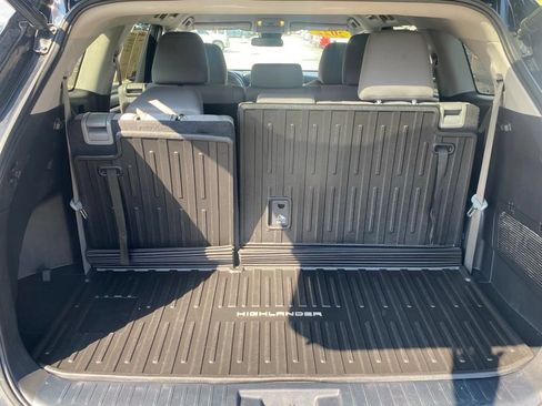 Used 2022 Toyota Highlander LE AWD/4WD image 12