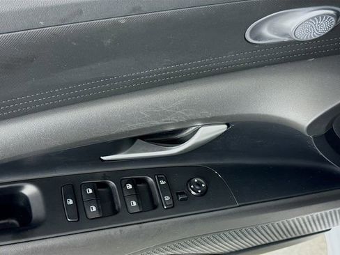 Used 2024 Hyundai Elantra SEL image 18