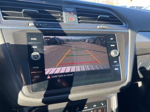 Used 2022 Volkswagen Tiguan SE w/ Panoramic Sunroof Package image 10
