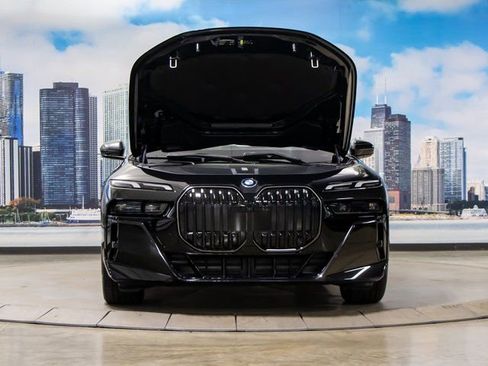 Used 2025 BMW i7 xDrive60 image 4