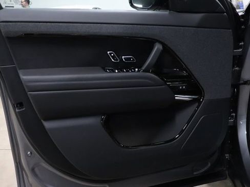 Used 2025 Land Rover Range Rover Sport SE AWD/4WD image 9