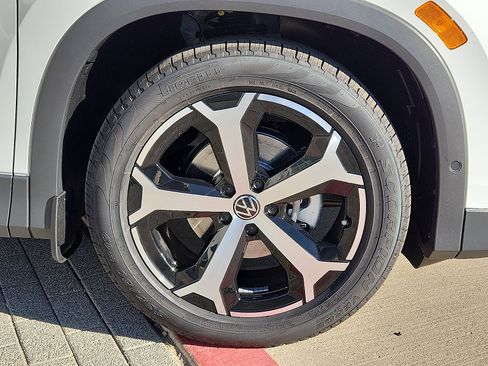 New 2026 Volkswagen Tiguan SE image 6