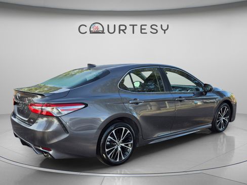 Used 2020 Toyota Camry SE FWD image 5