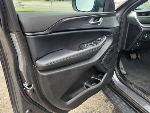 Used 2025 Jeep Grand Cherokee Laredo X image 6