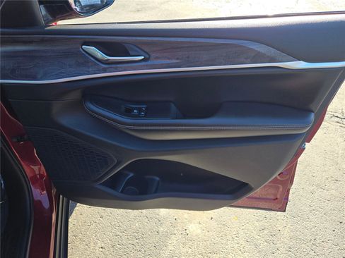 Certified 2024 Jeep Grand Cherokee Limited image 7