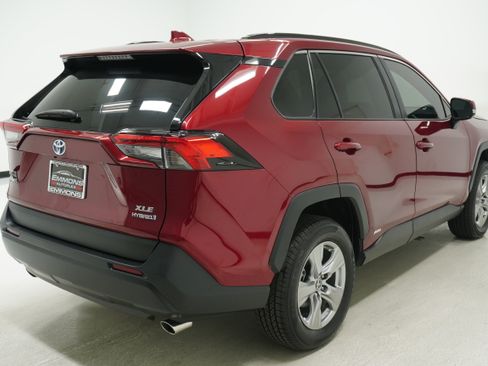 Used 2024 Toyota RAV4 XLE AWD/4WD image 3
