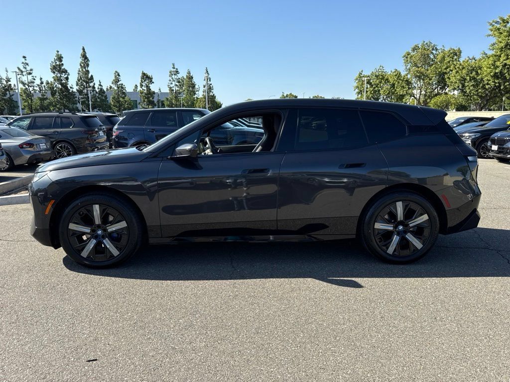 Used 2024 BMW iX xDrive50 w/ Sport Package AWD/4WD image 8