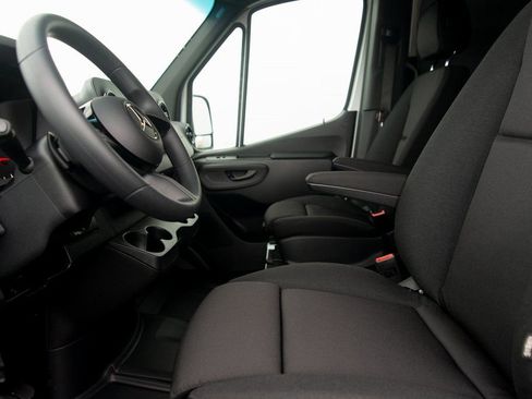 Used 2025 Mercedes-Benz Sprinter 2500 image 25
