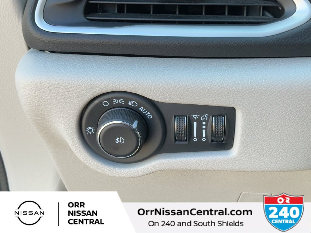 Used 2024 Chrysler Pacifica Touring-L FWD image 19