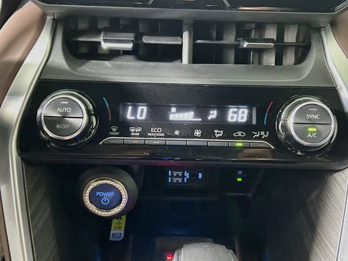 Used 2022 Toyota Venza XLE AWD/4WD image 26