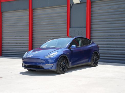 Used 2023 Tesla Model Y Long Range AWD/4WD image 1