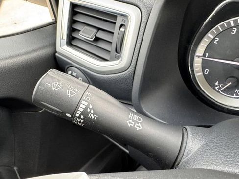 Used 2018 Nissan Titan SV image 12