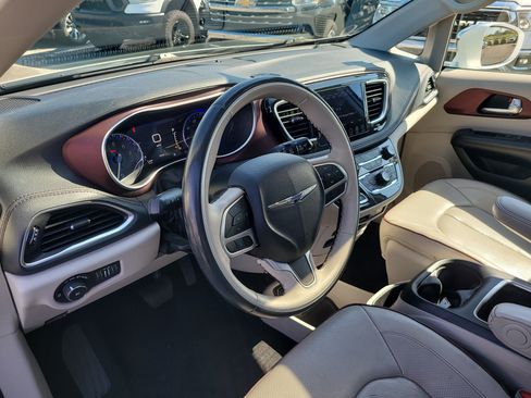 Used 2020 Chrysler Pacifica Limited FWD image 19