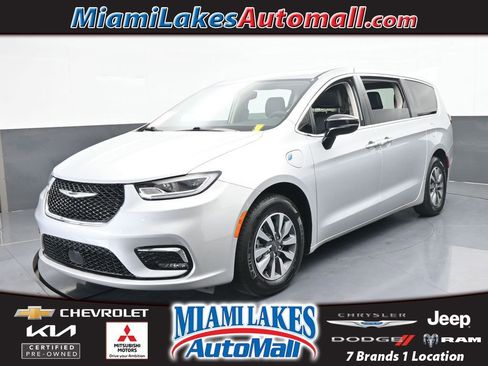 Used 2024 Chrysler Pacifica Select image 1