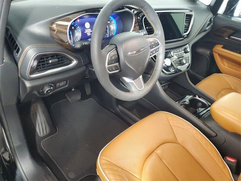 Used 2023 Chrysler Pacifica Pinnacle w/ Trailer Tow Group image 11