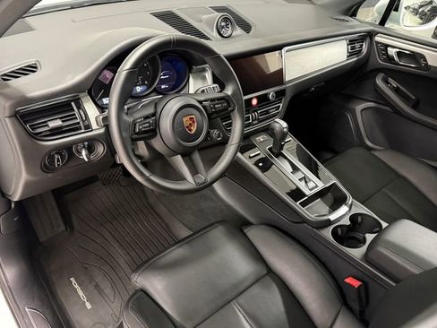 Certified 2026 Porsche Macan AWD/4WD image 4