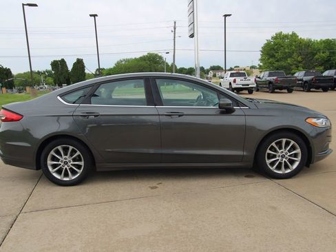 Used 2017 Ford Fusion SE w/ Fusion SE Technology Package FWD image 4
